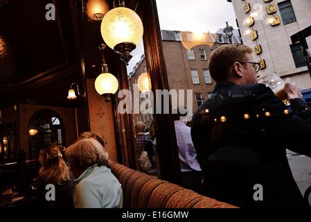 London, UK. 17. April 2014. In einem Pub in London während der Mittagspause Zeit Giannis Papanikos/NurPhoto/ZUMAPRESS.com/Alamy © Live-Nachrichten Stockfoto