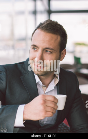 Gut aussehender Mann trinken Espresso im café Stockfoto