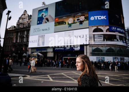 London, UK. 17. April 2014. Am Piccadilly Circus in London © Giannis Papanikos/NurPhoto/ZUMAPRESS.com/Alamy Live-Nachrichten Stockfoto