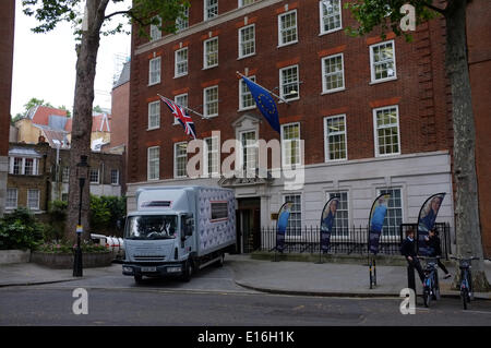 Vor den Ergebnissen der EU-Wahlen am Sonntagabend 2014 in London, einem Umzugswagen im Hauptquartier der Europäischen Kommission, Smith Square, London. Stockfoto