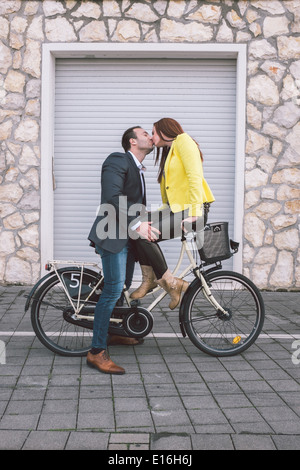 Schönes Paar küssen auf dem Fahrrad Stockfoto