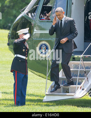 US-Präsident Barack Obama begrüßt die militärische Wache, als er auf dem South Lawn des weißen Hauses in Washington, DC auf Freitag, 23. Mai 2014 kommt nach einer zweitägigen Reise in Cooperstown, New York und Chicago, Illinois. Bildnachweis: Ron Sachs/Pool über CNP Stockfoto