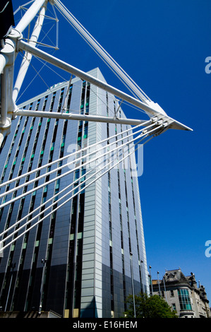 BT-Gebäude und Teil des Millennium Stadium, Cardiff, Wales, UK. Stockfoto