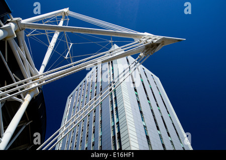 BT-Gebäude und Teil des Millennium Stadium, Cardiff, Wales, UK. Stockfoto