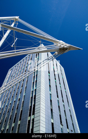 BT-Gebäude und Teil des Millennium Stadium, Cardiff, Wales, UK. Stockfoto