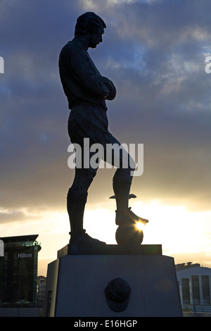 Silhouette der Statue von Bobby Moore im Wembley Stadium, London, England Stockfoto