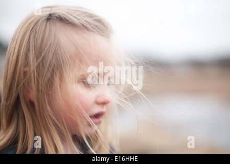 Close-up Anzeigen von Mädchen (4-5) nach unten Stockfoto