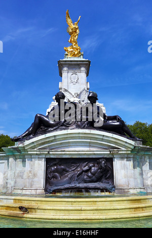 Statue am Queen Victoria Memorial vor Buckingham Palace, London, England Stockfoto