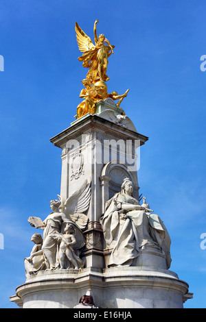 Statue am Queen Victoria Memorial vor Buckingham Palace, London, England Stockfoto