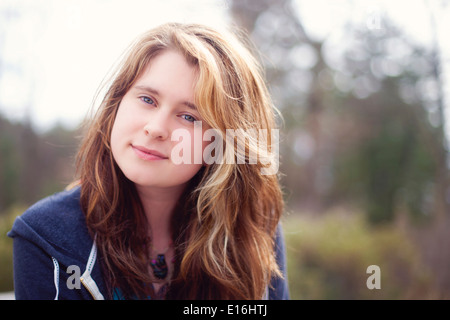 Halbe Länge Portrait von Teenager-Mädchen Stockfoto