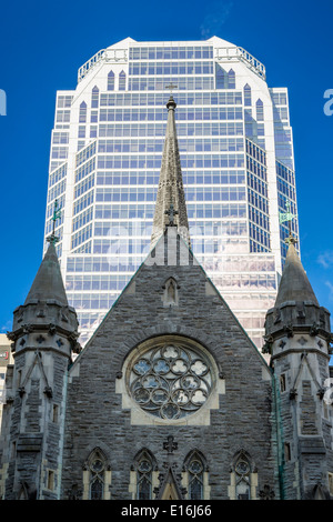 Die anglikanische Christ Church Cathedral und ein modernes Büro Turm in der Innenstadt von Montreal, Quebec, Kanada. Stockfoto