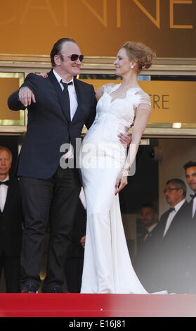 Cannes, Frankreich. 24. Mai 2014. US-Schauspielerin Uma Thurman (R) und US-Regisseur Quentin Tarantino kommen für das Screening von "Per un Pugno di Dollari" (eine Handvoll Dollar) und die Schließung der 67. Cannes Filmfestspiele in Cannes, Frankreich, 24. Mai 2014 Preisverleihung. Bildnachweis: Ye Pingfan/Xinhua/Alamy Live-Nachrichten Stockfoto