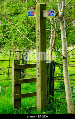 Wegweiser aus Holz für Jack Mytton Weg und National Cycle Route 45, Chelmarsh Reservoir, Shropshire, England, Großbritannien Stockfoto