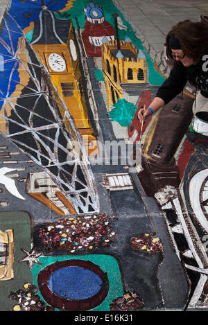Fleetwood, Lancashire, UK.   24. Mai 2014.  Cathrine McMammon Künstler der Urban Leinwand erstaunliche Arbeit im Dizzy Heights, Marine Hall Gardens & Esplanade.   Ein Familienfest feiern Fleetwoods hochgesteckte Ziele, die Strandpromenade zu verwandeln.  Ein Tauchen Weltrekordversuch, eine Seilrutsche über die Promenade, einen Besuch von einer britischen Tauchen, die Olympioniken und einige irrsinnig Pflaster Kunst sind, was an Fleetwoods Uferpromenade ist.   Schwindelerregende Höhen ist eine Hommage an die Stadt höhere Ziele, als der offizielle Startschuss für die £1. 5m fünf für Fleetwood Schema.  Bildnachweis: Cernan Elias/Alamy Live-Nachrichten Stockfoto