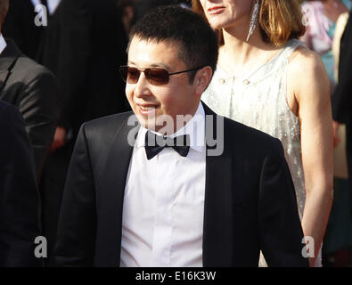 Cannes, Frankreich. 24. Mai 2014. Jury-Mitglied, chinesische Regisseur Jia Zhangke kommt für das Screening von "Per un Pugno di Dollari" (eine Handvoll Dollar) und die Schließung der 67. Cannes Filmfestspiele in Cannes, Frankreich, 24. Mai 2014 Preisverleihung. Bildnachweis: Ye Pingfan/Xinhua/Alamy Live-Nachrichten Stockfoto