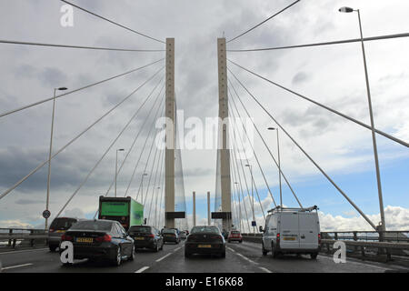 Dartford Crossing, Essex, England, UK. 24. Mai 2014. Der böse Himmel über der M25 in Essex brachte einige schweren regen verursacht schwierige Fahrbedingungen. Dies führte zu einer Kollision, die eine Spur auf den Königin-Elisabeth-Brücke in Richtung Süden, wodurch ein sieben Meile Stau blockiert. Bildnachweis: Julia Gavin/Alamy Live-Nachrichten Stockfoto