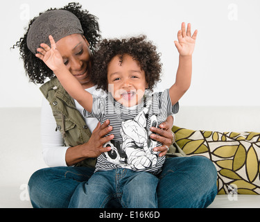 Mutter mit Sohn (2-3) auf Sofa sitzen Stockfoto
