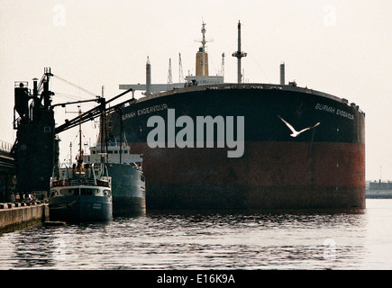 AJAXNETPHOTO. 1984. SOUTHAMPTON, ENGLAND - SUPER TANKER BURMAH BEMÜHEN ZWERGE UNTERSETZER günstig bei Western Docks. Foto: Jonathan Eastland/Ajax Stockfoto