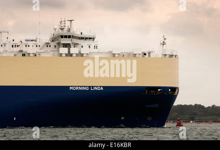 AJAXNETPHOTO - 16. September 2009 - SOUTHAMPTON, ENGLAND. - Autotransporter Morning Linda im Solent. Foto: Jonathan Eastland/Ajax Ref.: 91609 3004 Stockfoto