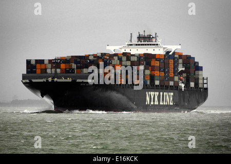 AJAXNETPHOTO. SOLENT, ENGLAND. -CONTAINERSCHIFF NYK VENUS NACH INNEN GEBUNDEN NACH SOUTHAMPTON.  Foto: Jonathan Eastland/Ajax Stockfoto