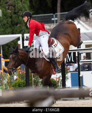 Nicola Philipaerts von Belgien Reiten immer d ' Arco ter Linden. bei Furusiyya FEI Nations Cup springen auf der Piazza di Siena, Rom, Italien. 23.05.14 Credit: Stephen Bisgrove/Alamy Live-Nachrichten Stockfoto