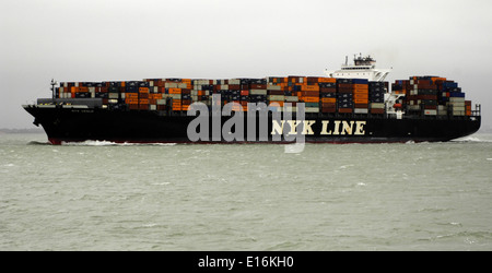 14. September 2010 - SOLENT, ENGLAND. -CONTAINERSCHIFF NYK VENUS NACH INNEN GEBUNDEN NACH SOUTHAMPTON. Foto: Jonathan Eastland/Ajax Stockfoto