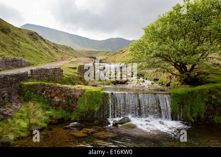 Künstliche Wehre erstellen Wasserfälle in den Afon Sychlwch unter Llyn y Fan Fach und Picws Ddu in Brecon Beacons Wales Großbritannien Stockfoto