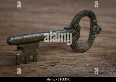 alte Schlüssel auf Holz hautnah Stockfoto