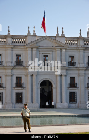 Polizei und Wachen außerhalb Palacio De La Moneda Palastes Santiago Chile Stockfoto