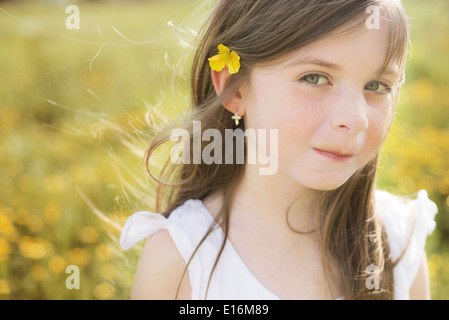 Mädchen (8-9) mit Blume im Haar Stockfoto