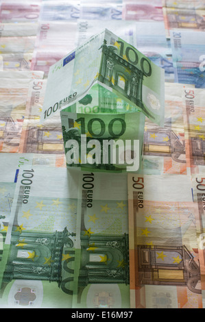 Haus aus Euro-Banknoten Stockfoto