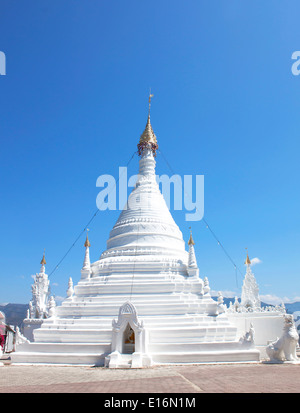 Pagode im Shan-burmesischen Stil Wat Phra, dass Doi Kong Mu Tempel auf einem Berggipfel in Mae Hong Son Stadt im Norden Thailands Stockfoto