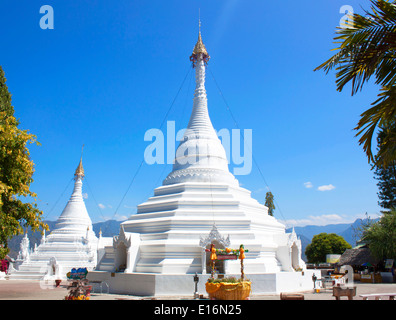 Pagode im Shan-burmesischen Stil Wat Phra, dass Doi Kong Mu Tempel auf einem Berggipfel in Mae Hong Son Stadt im Norden Thailands Stockfoto