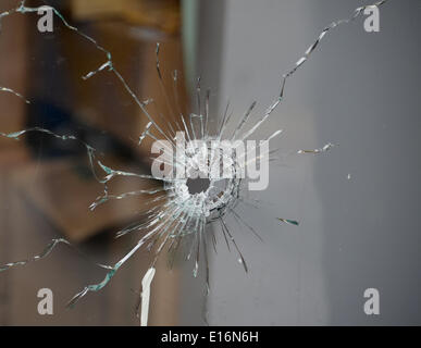 24. Mai 2014. Isla Vista, CA. UCSB Schüler versammeln sich am IV-Deli-Mart waren Einschusslöcher sind in die Glasfenster zu sehen waren, eine Person wurde getötet durch die vorbeifahren Schütze links sieben Tote Freitag Nacht, inklusive der Angreifer, und sieben andere verwundet, Behörden, sagte Saturday.The Schütze kam in zwei Feuergefechten mit Abgeordneten Freitagabend im Strandort von Isla Vista vor dem Absturz seiner schwarzen BMW in ein parkiertes Auto. Foto von täglichen NewsZUMAPRESS gen Blevins/LA (Kredit-Bild: © gen Blevins/ZUMAPRESS.com) Stockfoto