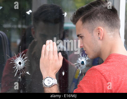 24. Mai 2014. Isla Vista, CA. UCSB Schüler versammeln sich am IV-Deli-Mart waren Einschusslöcher sind in die Glasfenster zu sehen waren, eine Person wurde getötet durch die vorbeifahren Schütze links sieben Tote Freitag Nacht, inklusive der Angreifer, und sieben andere verwundet, Behörden, sagte Saturday.The Schütze kam in zwei Feuergefechten mit Abgeordneten Freitagabend im Strandort von Isla Vista vor dem Absturz seiner schwarzen BMW in ein parkiertes Auto. Foto von täglichen NewsZUMAPRESS gen Blevins/LA (Kredit-Bild: © gen Blevins/ZUMAPRESS.com) Stockfoto