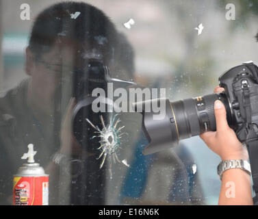 24. Mai 2014. Isla Vista, CA. Nachrichten Kameras sammeln bei IV-Deli-Mart waren Einschusslöcher sind in die Glasfenster zu sehen waren, eine Person wurde getötet durch die vorbeifahren Schütze links sieben Tote Freitag Nacht, inklusive der Angreifer, und sieben andere verwundet, Behörden, sagte Saturday.The Schütze kam in zwei Feuergefechten mit Abgeordneten Freitagabend im Strandort von Isla Vista vor dem Absturz seiner schwarzen BMW in ein parkiertes Auto. Foto von täglichen NewsZUMAPRESS gen Blevins/LA (Kredit-Bild: © gen Blevins/ZUMAPRESS.com) Stockfoto