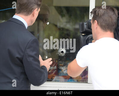 24. Mai 2014. Isla Vista, CA. Nachrichten Kameras sammeln bei IV-Deli-Mart waren Einschusslöcher sind in die Glasfenster zu sehen waren, eine Person wurde getötet durch die vorbeifahren Schütze links sieben Tote Freitag Nacht, inklusive der Angreifer, und sieben andere verwundet, Behörden, sagte Saturday.The Schütze kam in zwei Feuergefechten mit Abgeordneten Freitagabend im Strandort von Isla Vista vor dem Absturz seiner schwarzen BMW in ein parkiertes Auto. Foto von täglichen NewsZUMAPRESS gen Blevins/LA (Kredit-Bild: © gen Blevins/ZUMAPRESS.com) Stockfoto