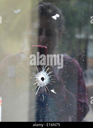 24. Mai 2014. Isla Vista, CA. UCSB Schüler versammeln sich am IV-Deli-Mart waren Einschusslöcher sind in die Glasfenster zu sehen waren, eine Person wurde getötet durch die vorbeifahren Schütze links sieben Tote Freitag Nacht, inklusive der Angreifer, und sieben andere verwundet, Behörden, sagte Saturday.The Schütze kam in zwei Feuergefechten mit Abgeordneten Freitagabend im Strandort von Isla Vista vor dem Absturz seiner schwarzen BMW in ein parkiertes Auto. Foto von täglichen NewsZUMAPRESS gen Blevins/LA (Kredit-Bild: © gen Blevins/ZUMAPRESS.com) Stockfoto