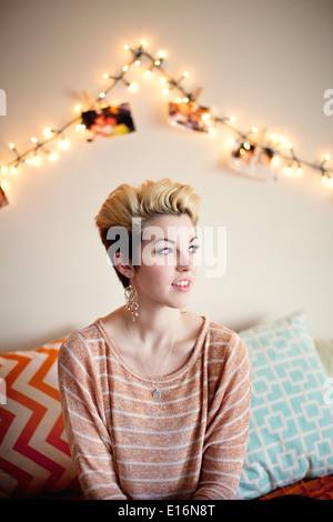 Junge Frau sitzt auf dem Sofa, Boston, Massachusetts, USA Stockfoto