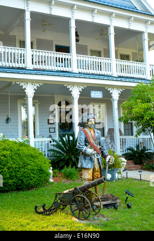 Das viktorianische Landmark Goodbread House, ca. 1876, ist jetzt ein B&B komplett mit Piraten im Garten mit Kanonen in St. Mary's, GA Stockfoto