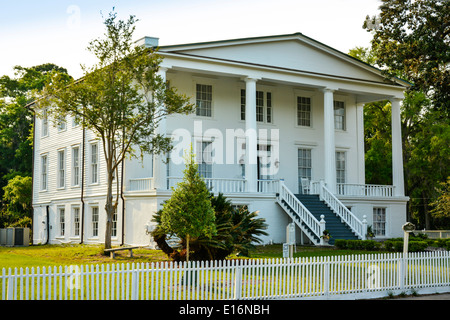 Beeindruckendes, großes, weißes, griechisches Revival entworfenes Orange Hall-Gebäude aus dem Jahr 1830 befindet sich dramatisch im historischen St. Mary's, GA, USA Stockfoto