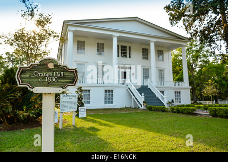 Beeindruckend große weiße Greek Revival Orange Hall Gebäude aus dem Jahr 1830 entwickelt sitzt dramatisch in historischen St.Mary, GA Stockfoto