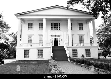 Beeindruckend große weiße Greek Revival Orange Hall Gebäude aus dem Jahr 1830 entwickelt sitzt dramatisch in historischen St.Mary, GA Stockfoto