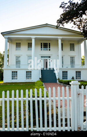 Beeindruckend große weiße Greek Revival Orange Hall Gebäude aus dem Jahr 1830 entwickelt sitzt dramatisch in historischen St.Mary, GA Stockfoto