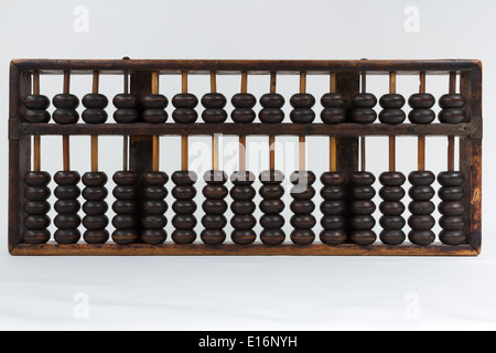 Vintage Abacus isoliert auf weißem Hintergrund Stockfoto