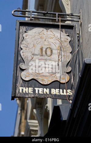 Das Holzschild The Ten Bells Pub ist einer der ältesten Pubs in London, England, Vereinigtes Königreich. Stockfoto