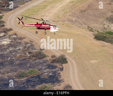 San Clemente, Kalifornien, USA. 16. Mai 2014. Ein Erickson Air Crane Helicopter kämpft die Talega wilde Feuer mit einem Wassereimer auf Camp Pendleton Marine Corps Base in Kalifornien auf Freitag, 16. Mai 2014. © David Bro/ZUMAPRESS.com/Alamy Live-Nachrichten Stockfoto