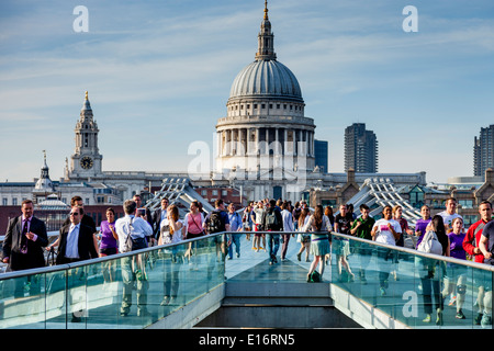 Menschen, die zu Fuß über die Millennium Bridge, London, England Stockfoto