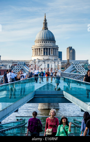 Menschen, die zu Fuß über die Millennium Bridge, London, England Stockfoto