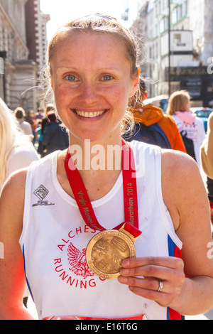 London UK. 13. April 2014 London Marathon 23727 Annelies Henshall zeigt stolz ihre Medaille nach Abschluss. JMH6159 Stockfoto